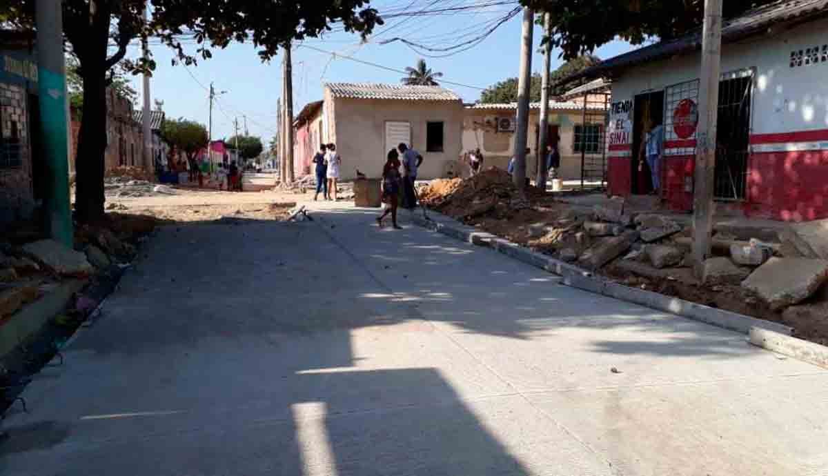 Moradores del barrio San Roque piden inspección para trabajos de canalización del Arroyo Hospital por fisuras en el pavimento