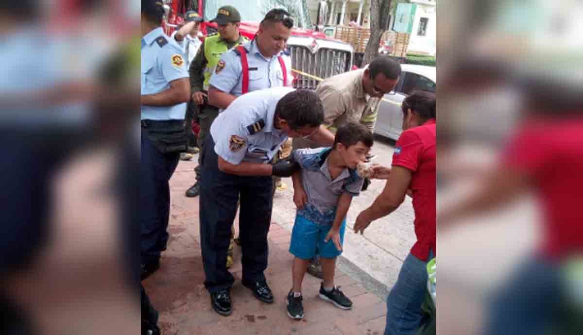 A niño se le queda atascado dedo en paradero de bus: fue necesaria presencia de los bomberos