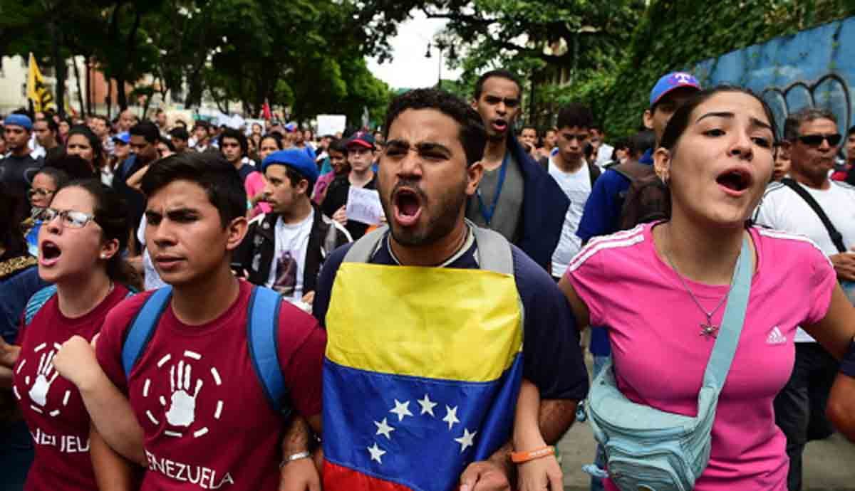 Oposición y gobierno venezolano salen hoy a las calles en medio de tensión