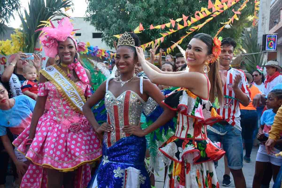 La Reina central del Carnaval de Barranquilla 2019 Carolina Segebre coronó a Reinas populares de Barranquilla.