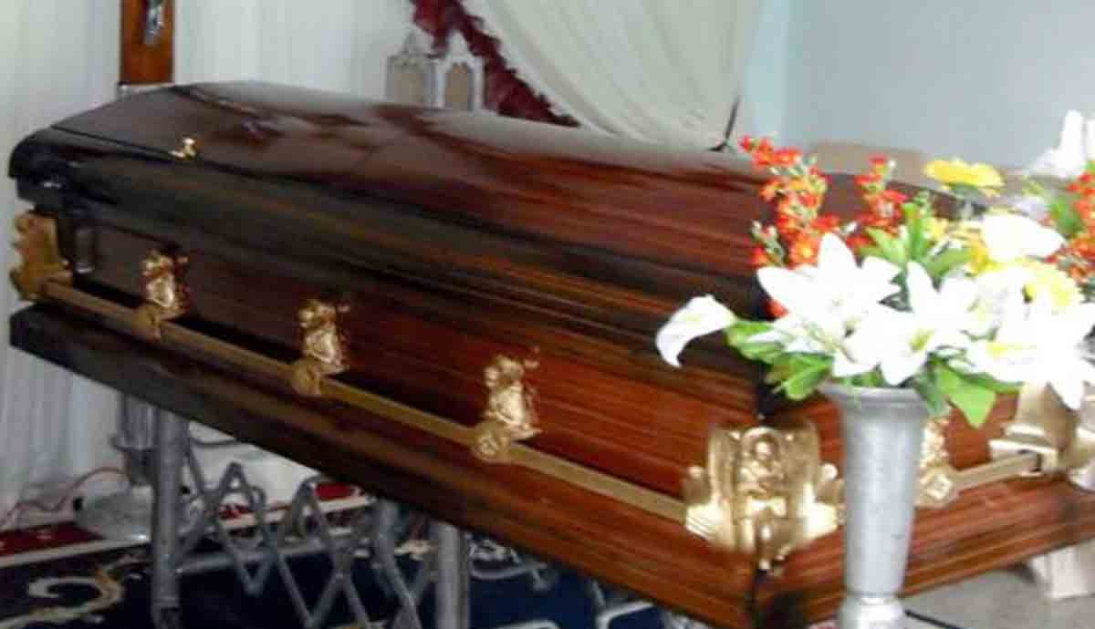Denuncian que funeraria retiene cadáver de un adulto mayor al exigir pago de servicios