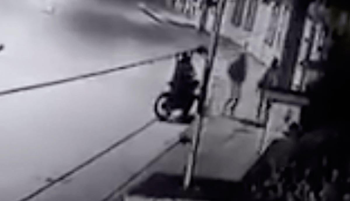 Cámaras registraron atraco a una joven en Villa Campestre