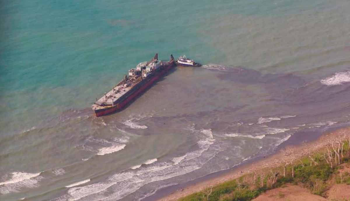 Dimar y Armada Nacional apoyan labores de remolque de barcaza encallada en Puerto Escondido, Córdoba