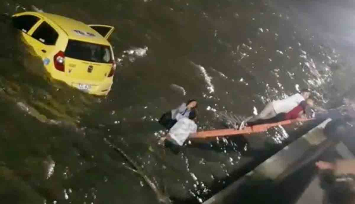 Taxi cayó al río Magdalena con dos personas a la altura del Malecón Puerta de Oro