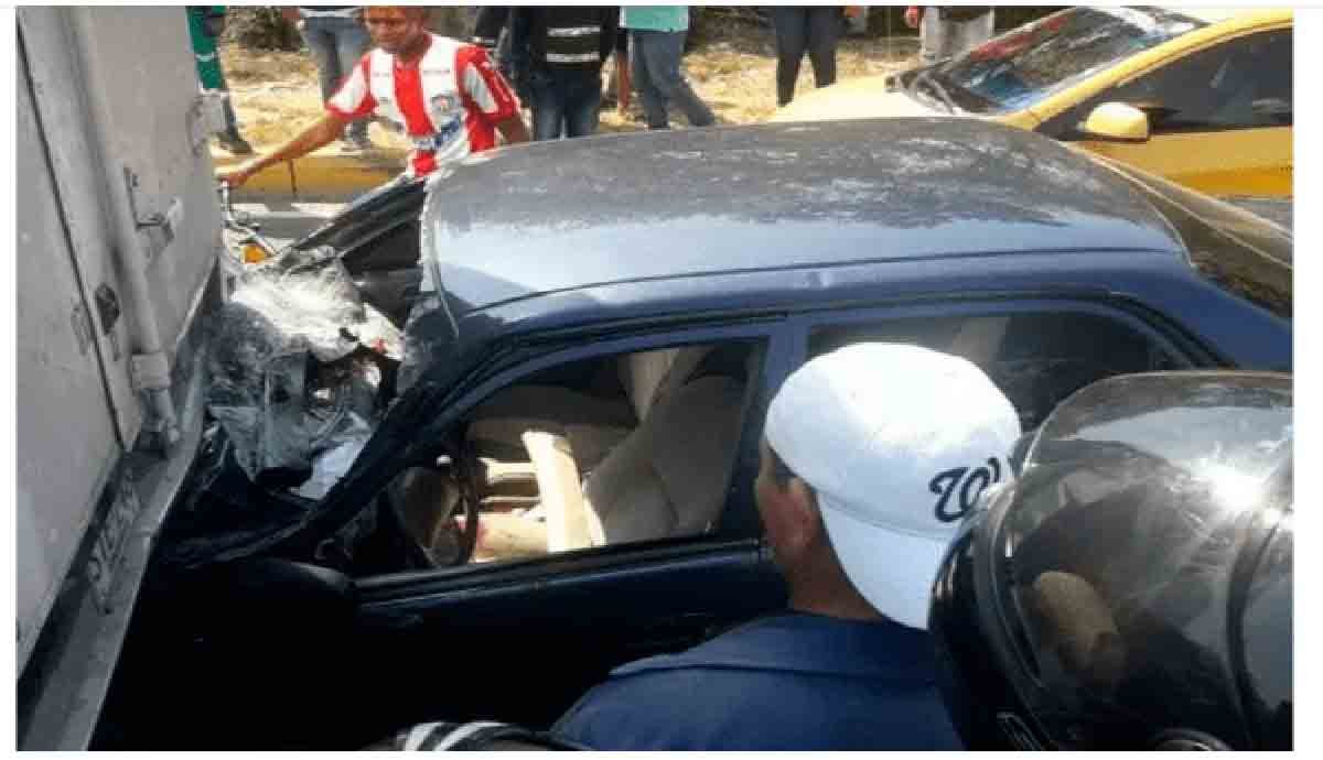 Cinco heridos al chocar carro contra furgón