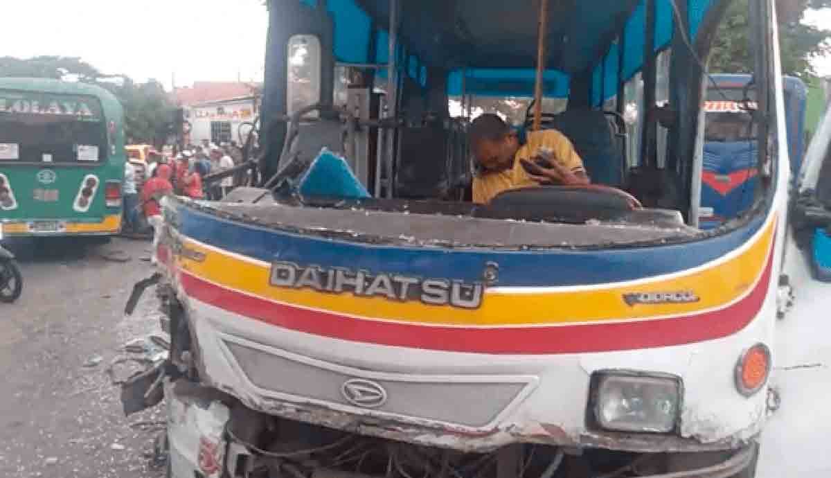 20 heridos deja aparatoso accidente entre dos busetas en San Isidro