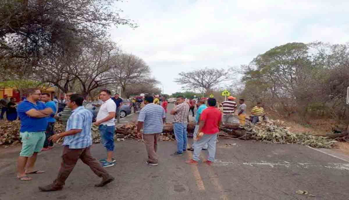 Bloqueos y protestas: la imagen del paro de transportadores de La Guajira por mal estado de vías