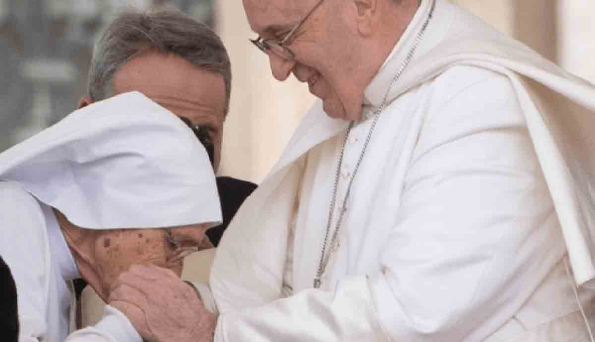 “Papa no dejó que besaran el anillo para evitar el contagio de gérmenes entre los fieles”: Vaticano