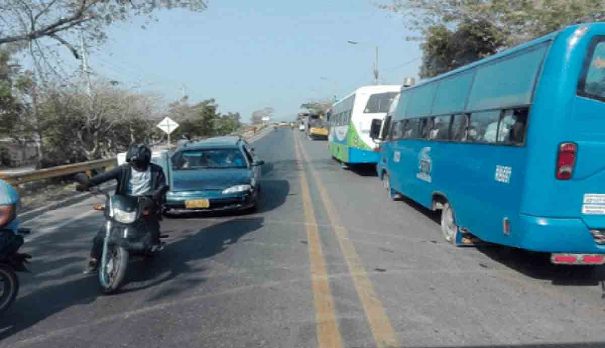 Manifestación política mantiene paralizada la movilidad en la Troncal del Caribe