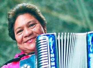 Le robaron el acordeón a Maribel Cortina