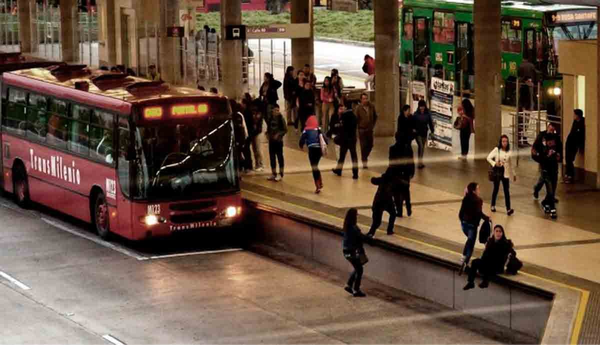Tres hombres sacan a joven de Transmilenio y la hallan golpeada y ultrajada