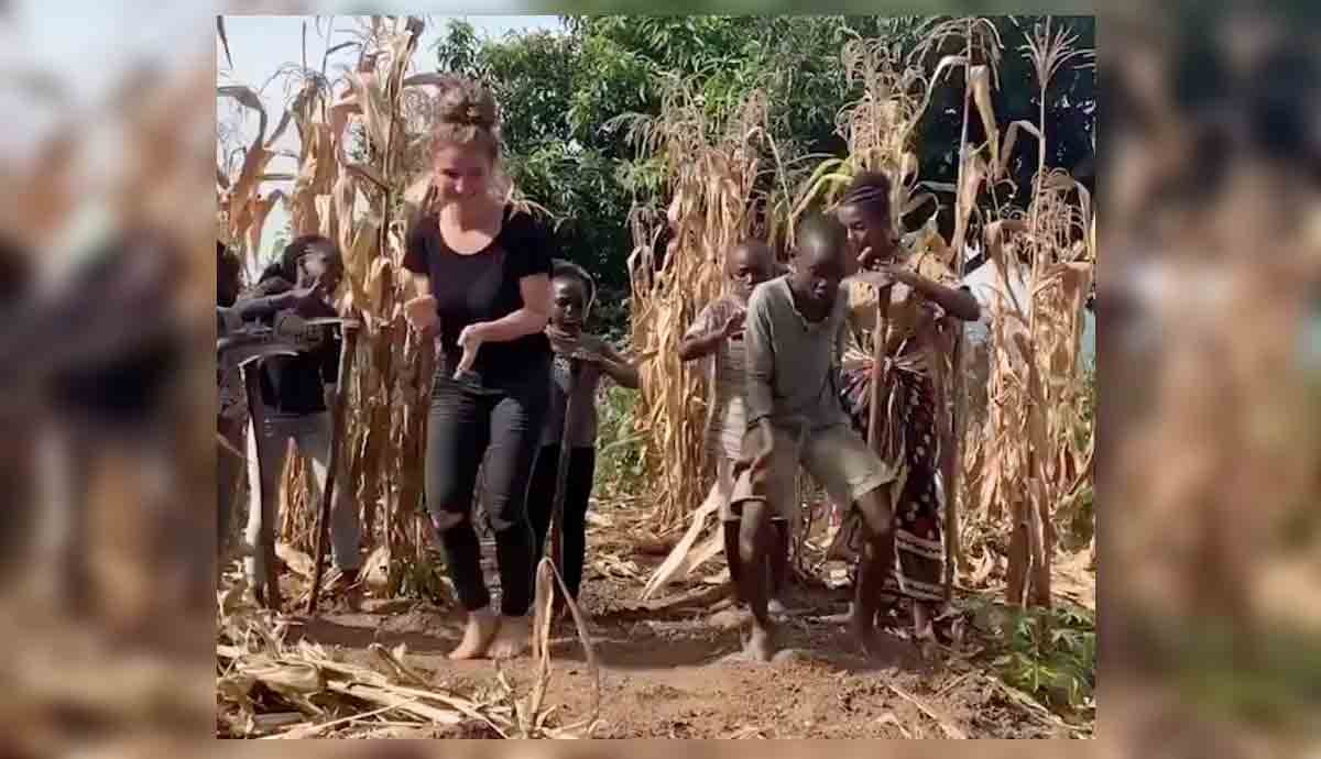 Niños abandonados de Africa enseñan a extranjera sus movimientos de baile