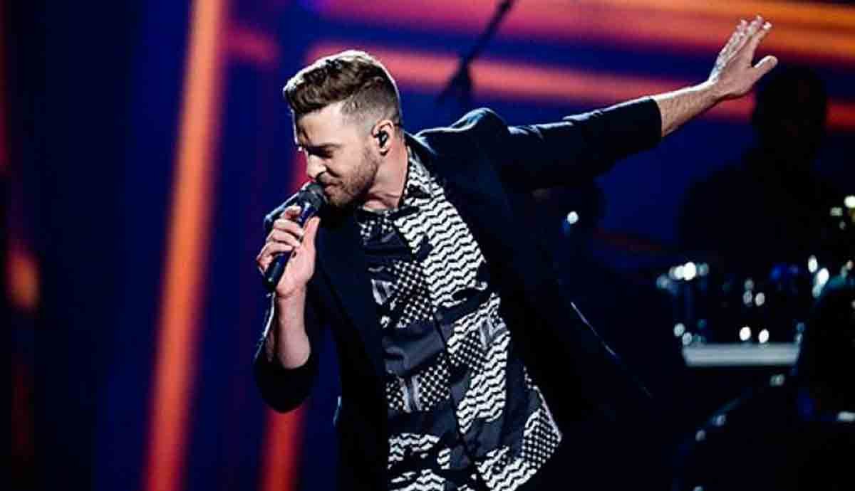 El cantante Justin Timberlake racibe premio icono contemporaneo