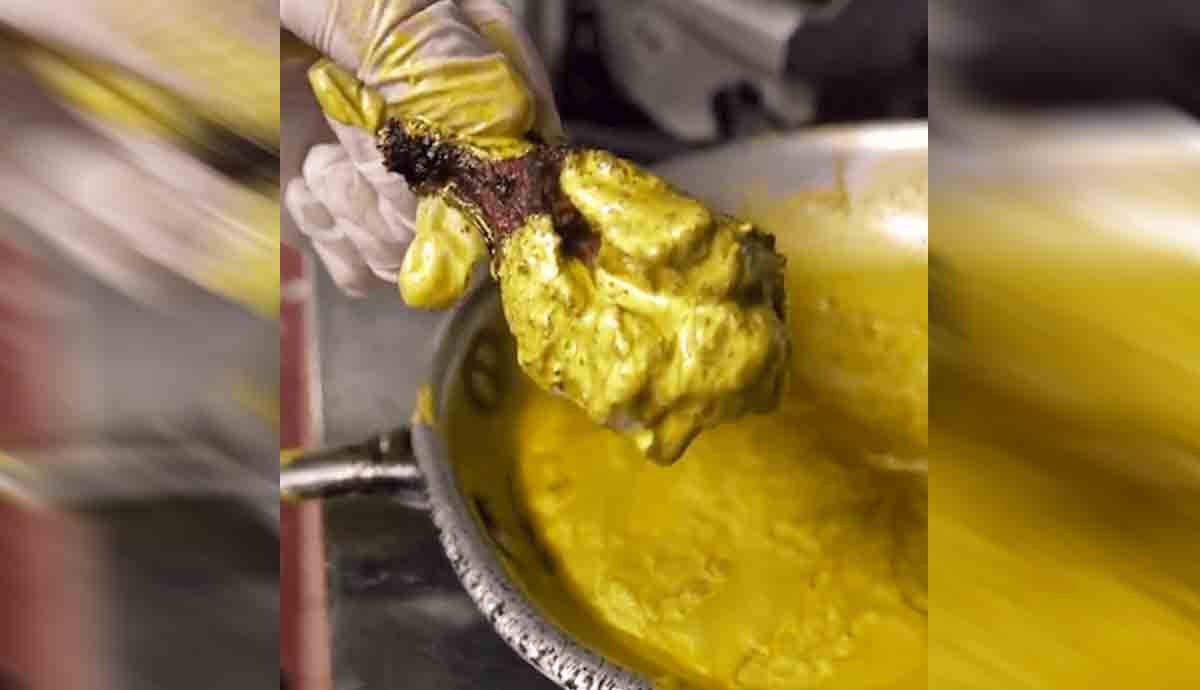 Comiendo alitas de pollo bañadas en oro