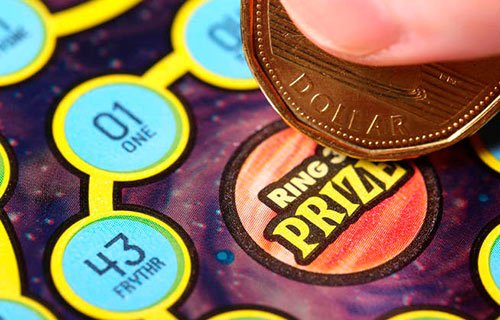 Ganan un millón en la lotería gracias a su gato hambriento