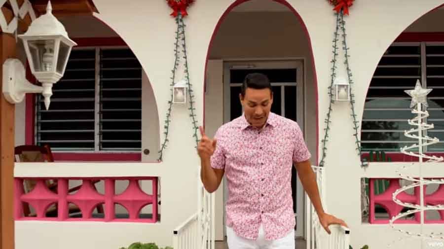 “Ya Se Ven Las Bombillitas” del salsero Víctor Manuelle