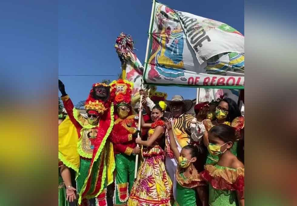 Reyes del Carnaval izan banderas<br>de las danzas y cumbias de tradición