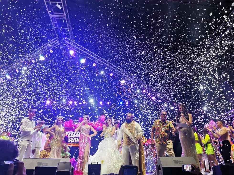 Soberbia coronación de la Reina de la 44, Paula Sarmiento