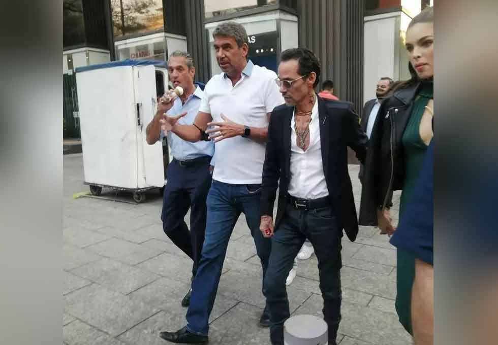 Marc Anthony y Miss Paraguay, Nadia Ferreira, fueron vistos de la mano