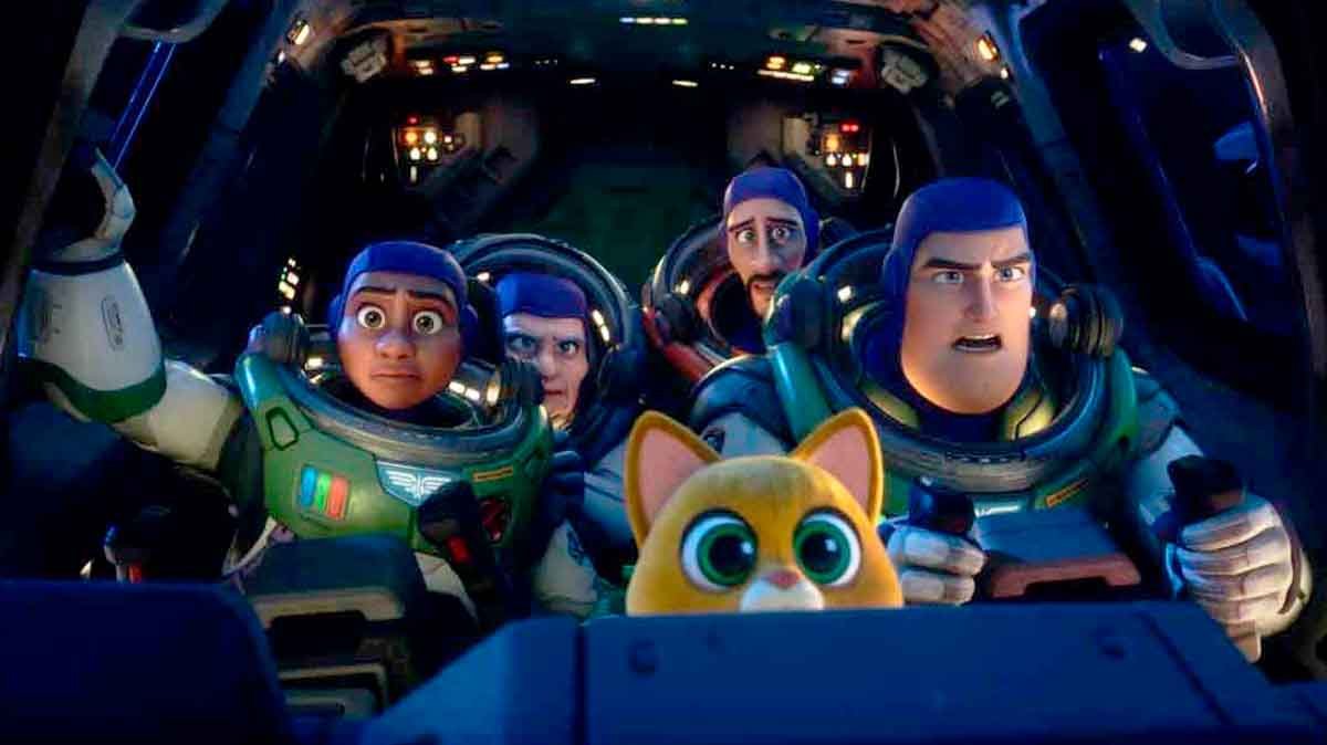 Países piden retirar la película ‘Lightyear’ de Pixar por beso lésbico￼