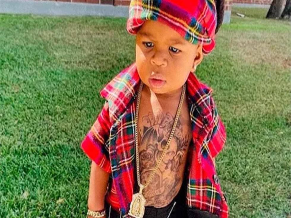 Mujer desata polémica por tatuar a su hijo desde los 6 meses