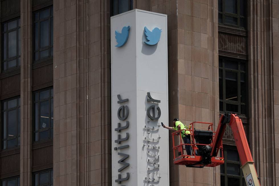 Twitter cambia fachada en oficinas; policía de EU lo impide