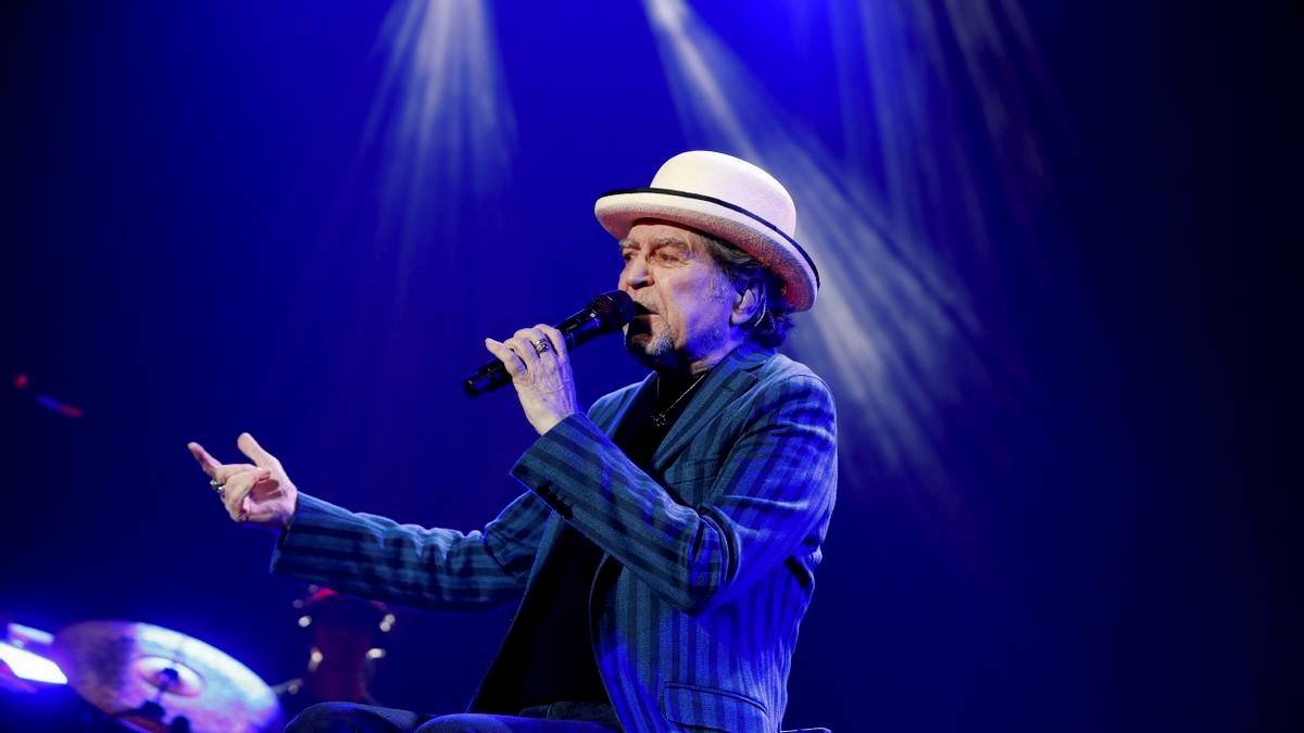 El cantautor español de 75 años Joaquín Sabina se despide de los escenarios 
