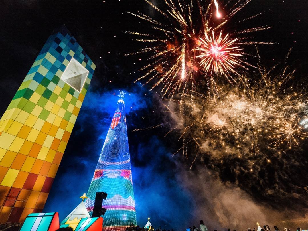 Con un impresionante despliegue de luces, fuegos artificiales y espectáculos artísticos, Barranquilla enciende el árbol más grande de Colombia