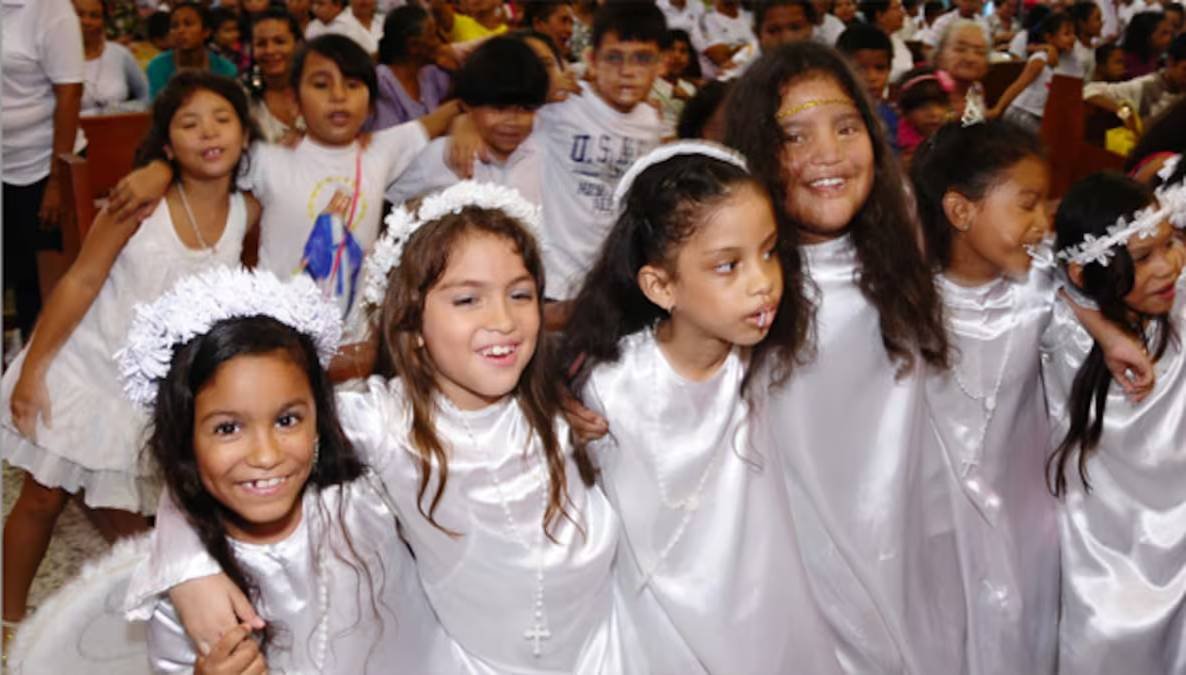 “Ángeles somos, del cielo venimos, pidiendo limosnas para nosotros mismos”, una tradición que celebra la pureza y alegría de los niños