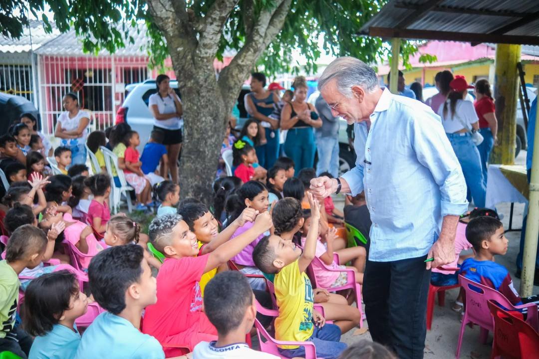 Gobernador del Atlántico, Eduardo Verano y la primera gestora social, Liliana Borrero, hicieron felices a 500 niños del Atlántico