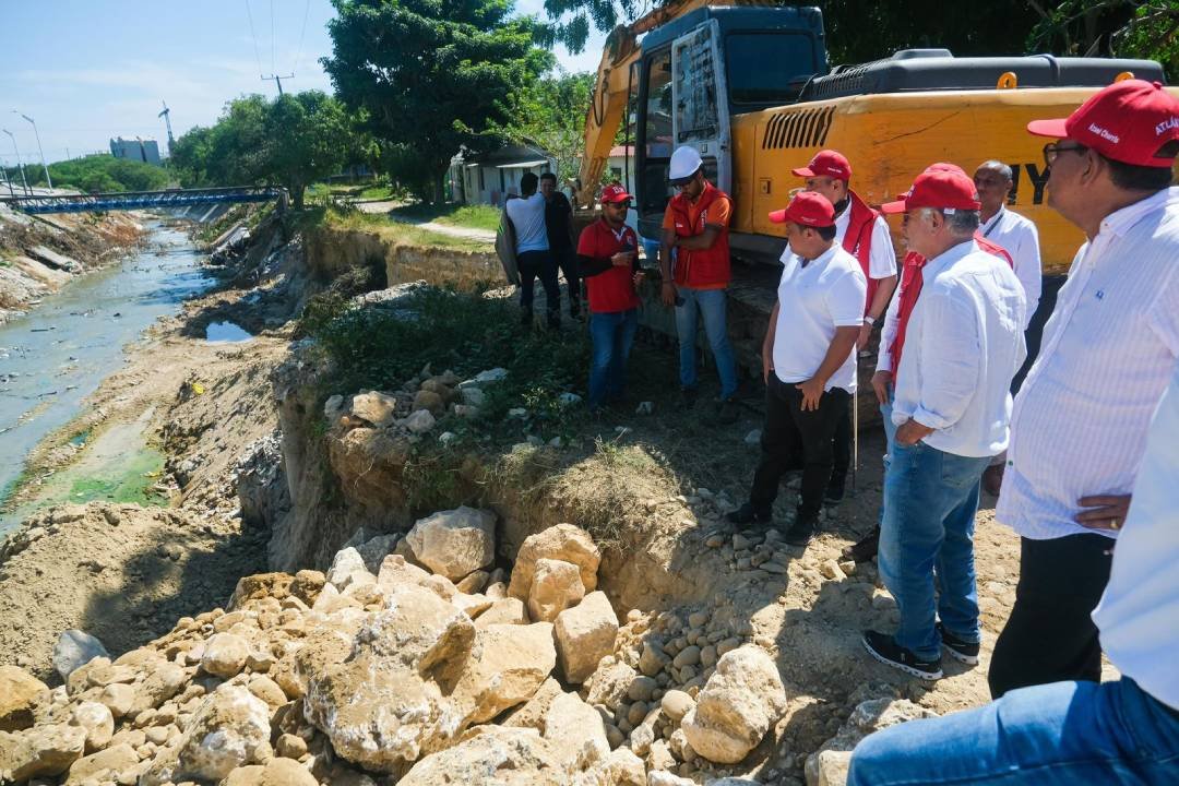 Gobernador Eduardo Verano visitó el punto de la vía Salao-Platanal del municipio de Soledad donde la Gobernación ejecuta la reconstrucción de 150 metros lineales