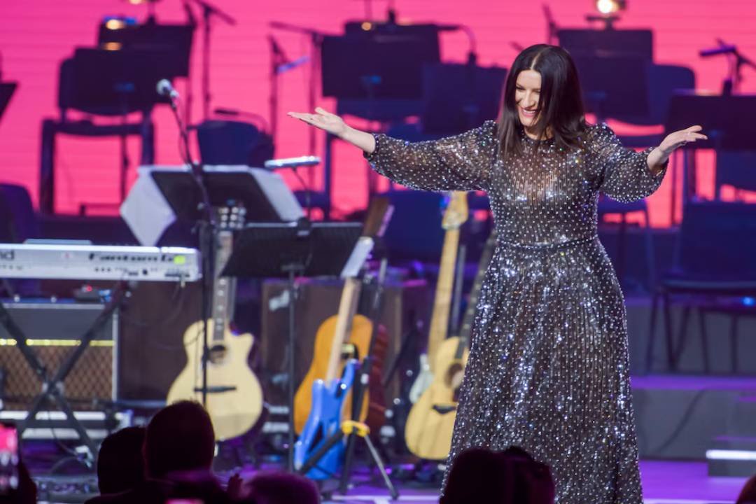 La reconocida cantante <strong>Laura Pausini </strong>sufrió una aparatosa <strong>caída</strong>, en pleno<strong> concierto </strong>en Italia