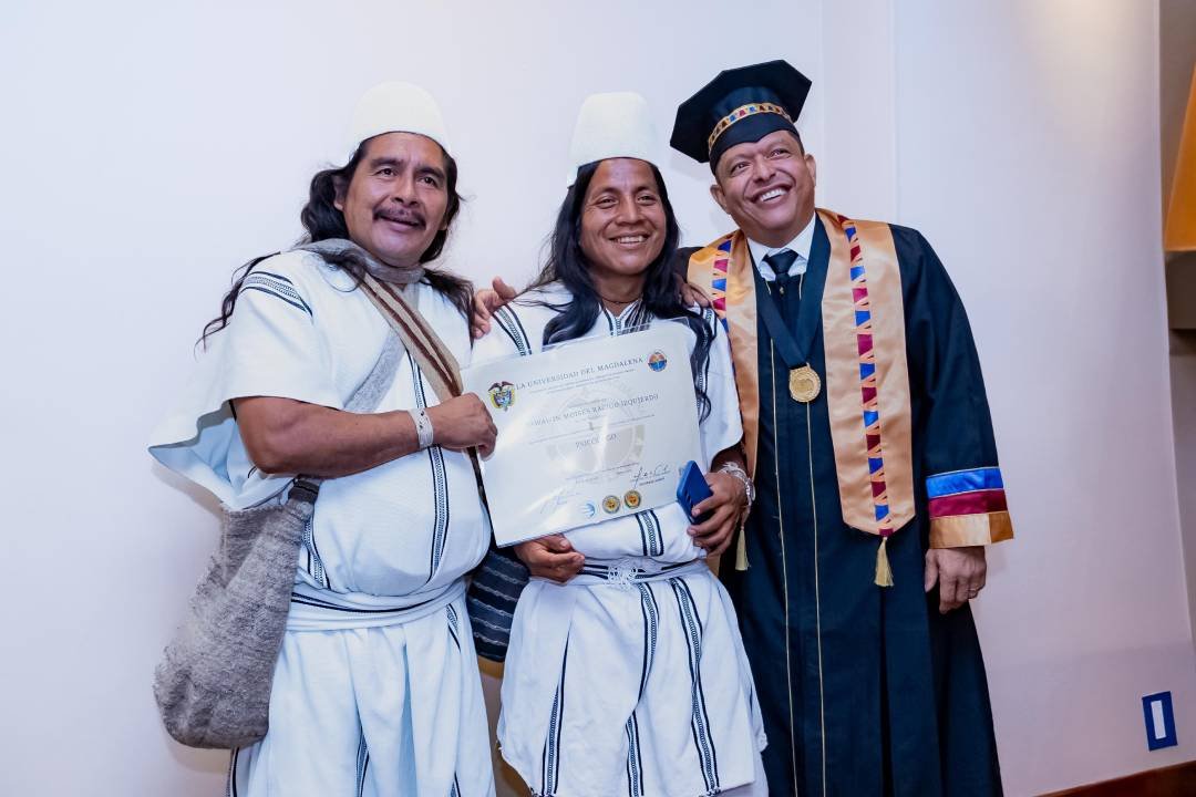 Seyawawin Moisés Racigo Izquierdo, indígena de la comunidad de Bunkwamake de la Sierra Nevada , acaba de convertirse en el primer psicólogo Arhuaco 