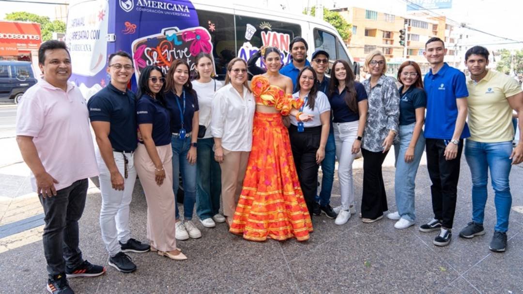 Apostando por la cultura y las tradiciones de Barranquilla, la Corporación Universitaria Americana, entregó la ‘Van Arrebatá’ a la reina <strong>Alexsandra Estarita Villa</strong>