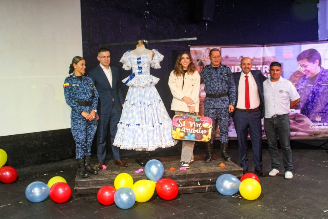 ‘Alas de libertad’, vestido de Cumbia confeccionado por los internos  de la cárcel La Modelo, de Bogotá fue entregado a  la Reina del Carnaval de la 44, Alexsandra Estarita Villa