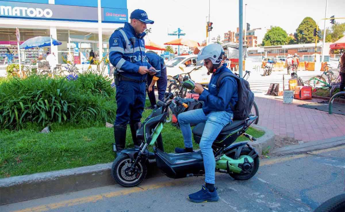 Para circular en Colombia sin ser inmovilizado, estos son los requisitos que debe cumplir un ciclomotor