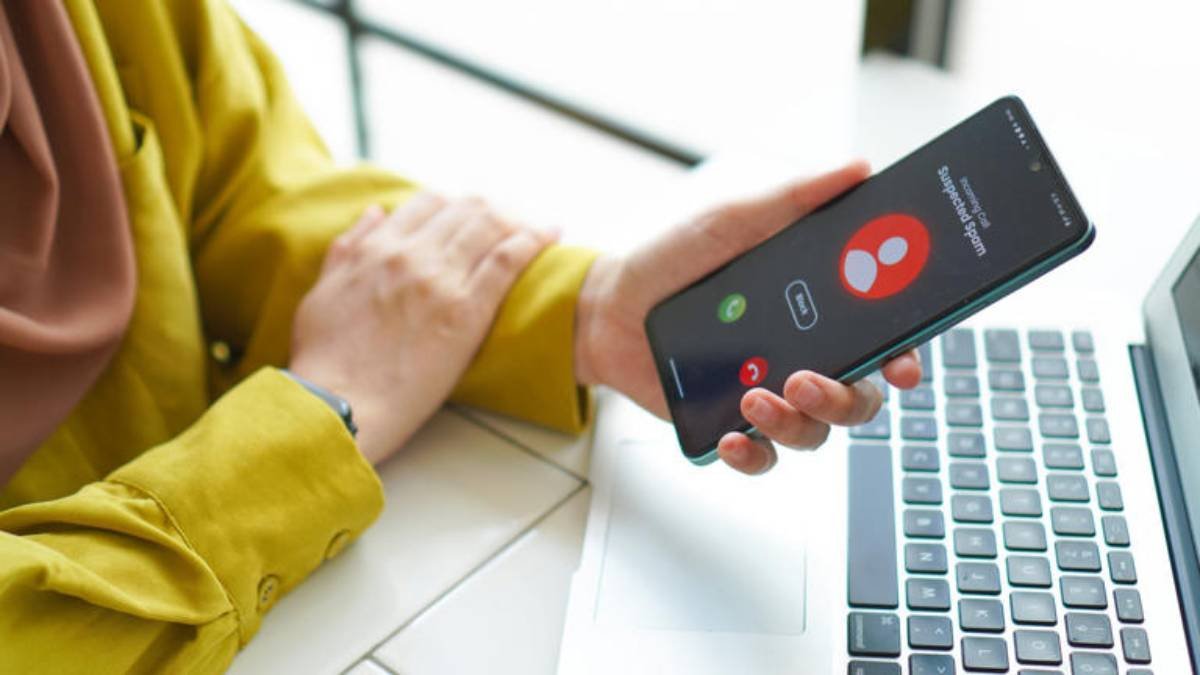 Los estafadores en línea están en constante evolución, en cuestión de segundos podrían robar su cuenta a través del buzón de voz