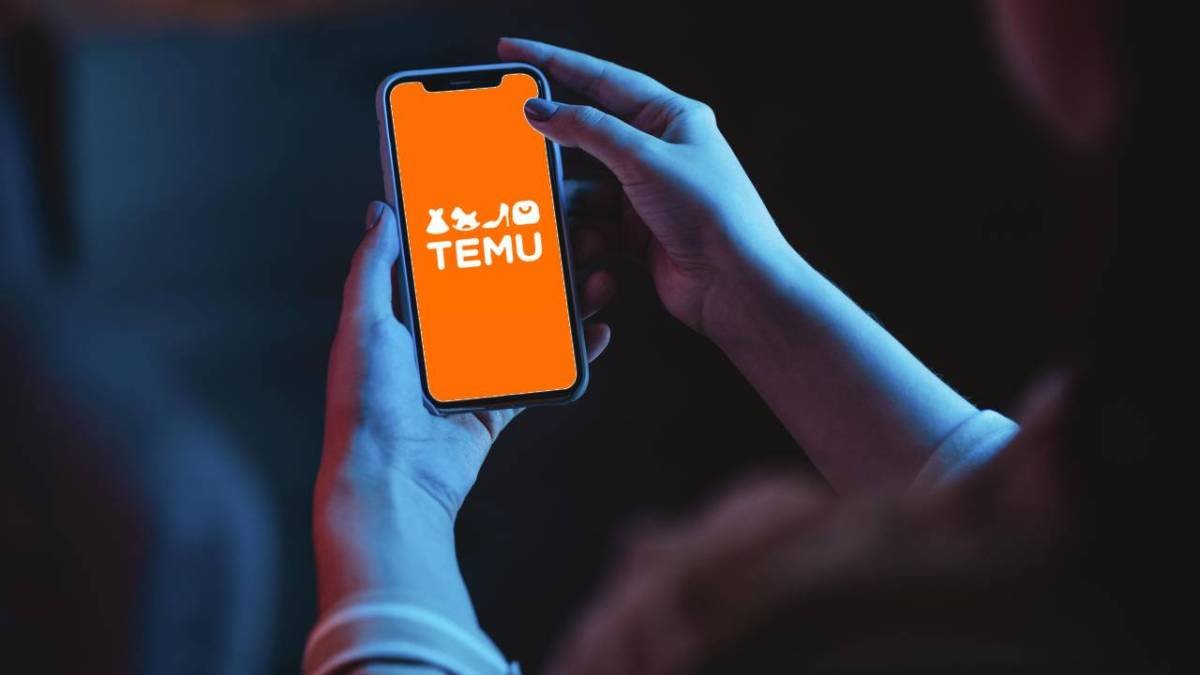 Las compras en línea siempre traen sorpresas, usuario compró una guitarra eléctrica por Temu, pero lo que le llegó lo sorprendió (Vídeo)