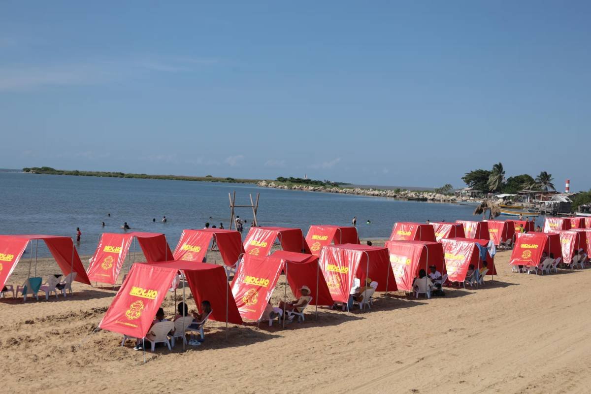 La playa de Puerto Mocho es un destino ideal para la práctica de kitesurf, kayak y paddleboarding