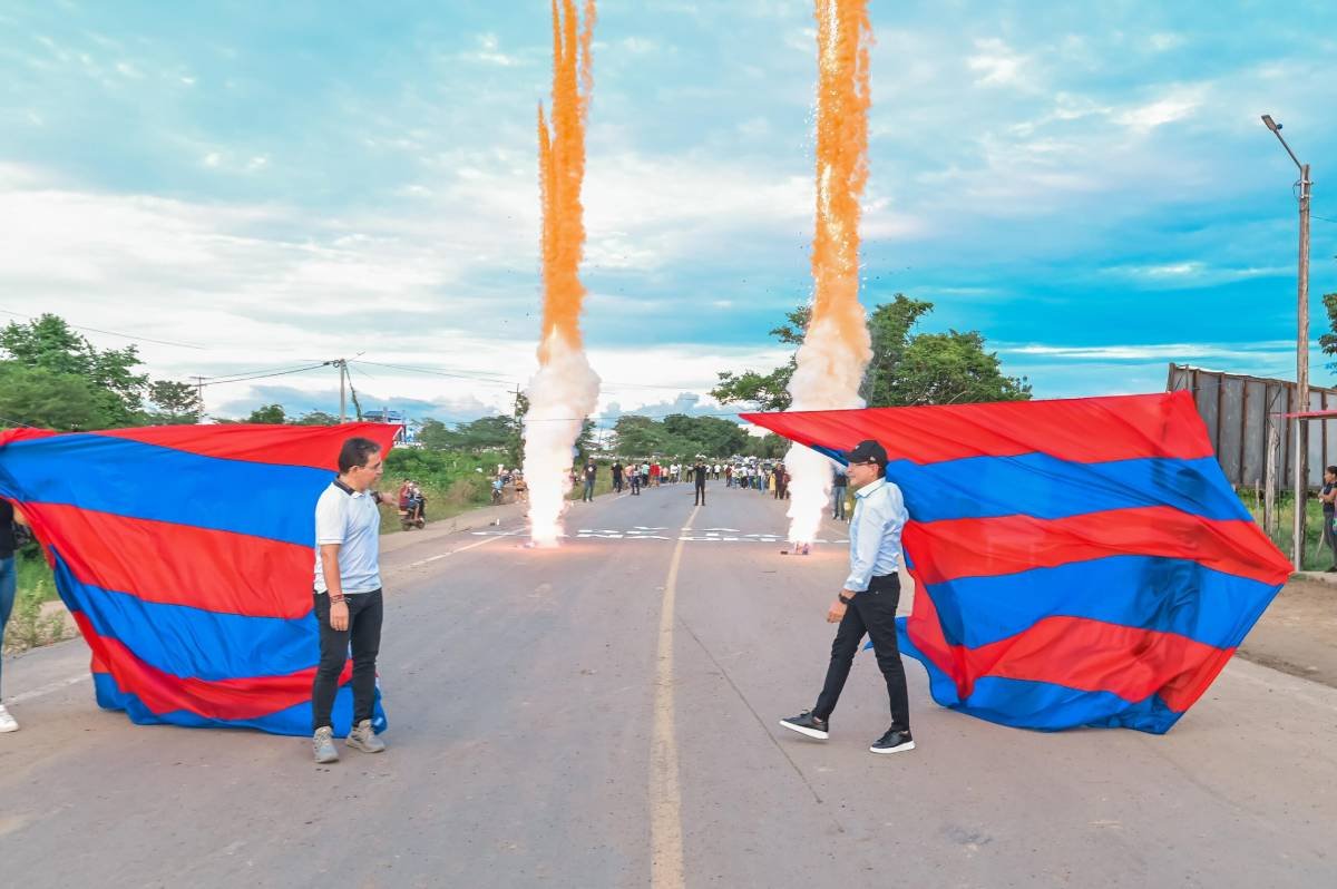 Gobernador Rafael Martínez,  puso en funcionamiento los primeros 10km de la Vía de la Ganadería Apure 
