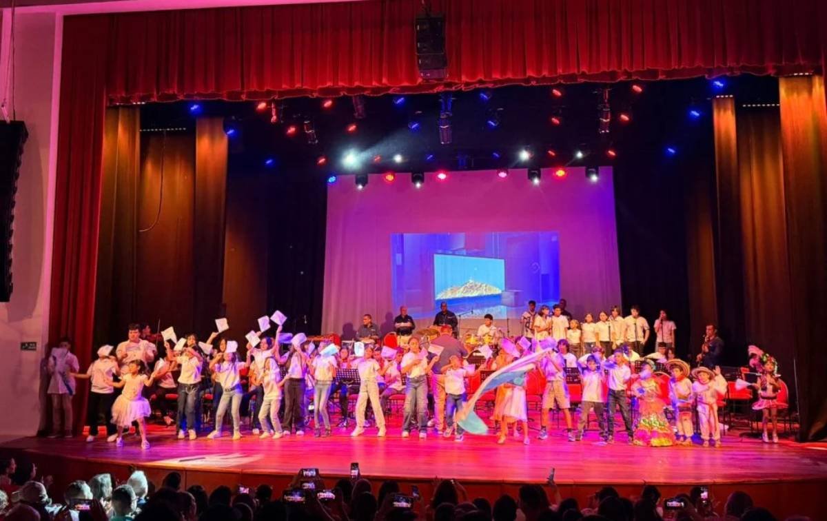 Con una puesta en escena emotiva, talentosa y cargada de identidad, estudiantes del Centro de Formación Musical rindieron homenaje a Santa Marta