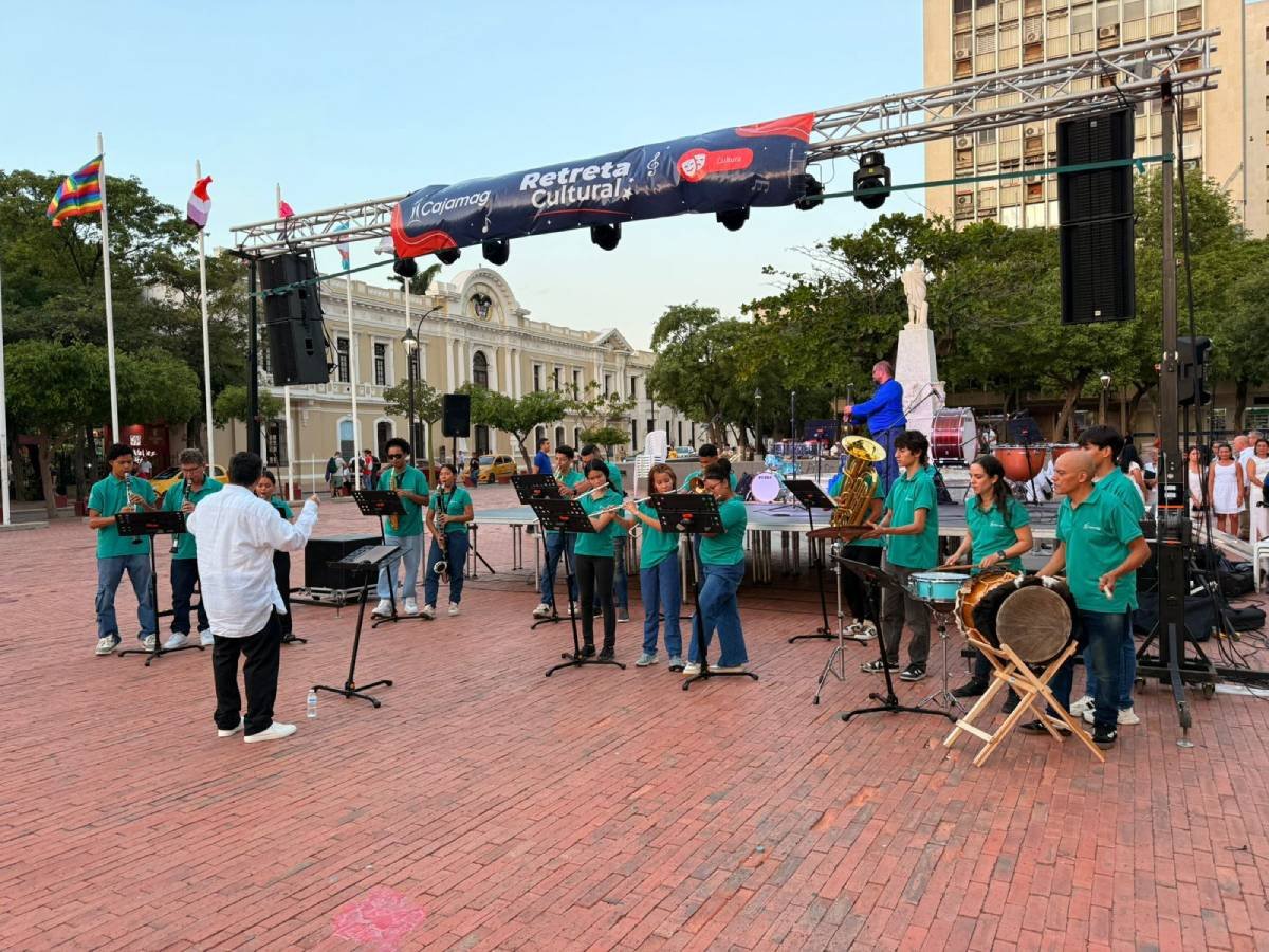 El parque Bolívar volvió a transformarse en un escenario de arte y comunidad, con la tradicional retreta musical de Cajamag