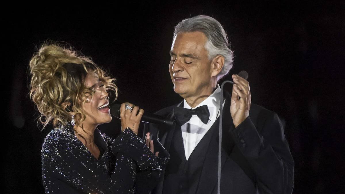 Karol G brilló en el Vaticano, fue una histórica presentación de la mano de Andrea Bocelli