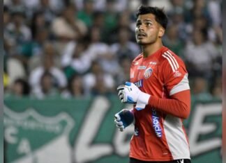 El arquero Mauro Silveira figura del partido Junior contra Fortaleza