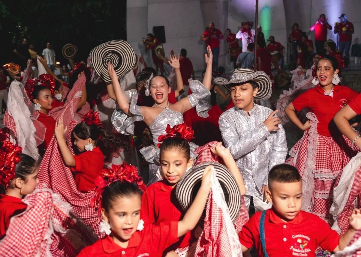 El sol poco importó, El Desfile Infantil del Carnaval de la 44, un desborde de alegría, tradición, desparpajo y talento