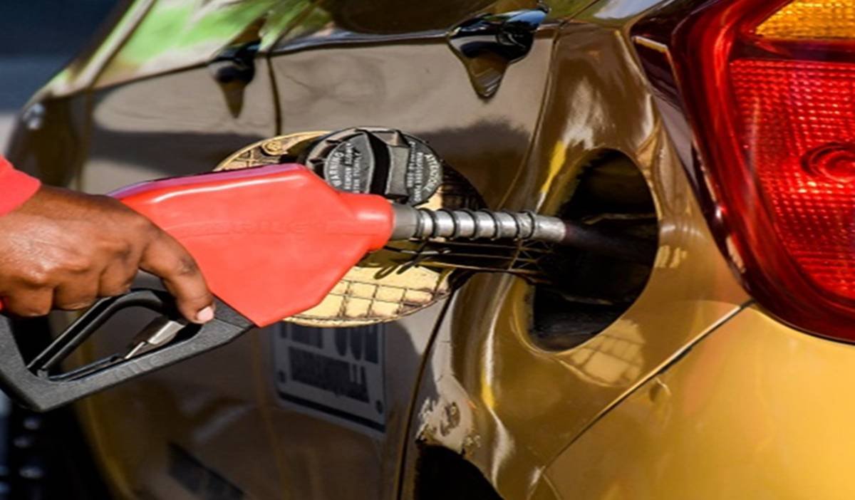 El Gobierno Nacional anunció  que a partir del primero de febrero el precio de la gasolina disminuirá $300 por galón