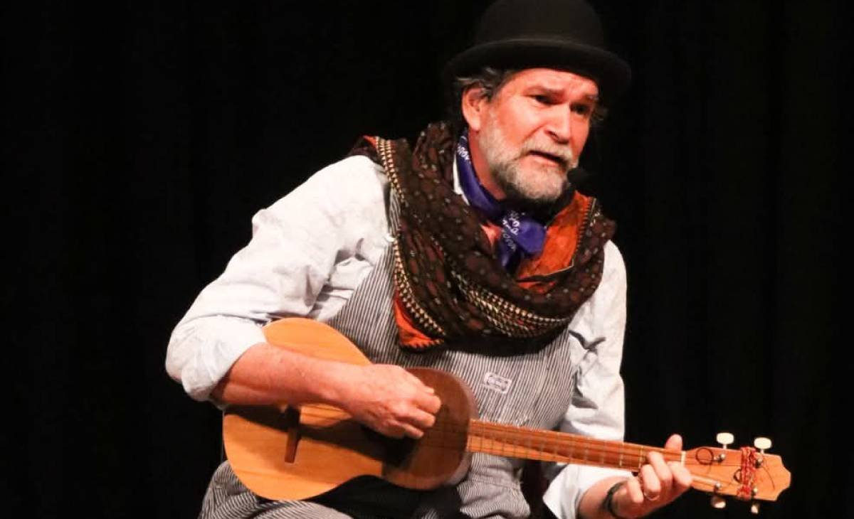 Bogotá rinde homenaje a Manuel Sánchez con una gran puesta de teatro de calle en el Parque de los Hippies